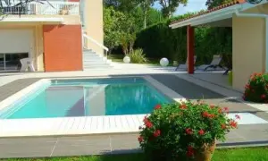 Piscine prête pour la saison. La remise en route piscine après hivernage passif est réussie, l'eau est claire et invitante.