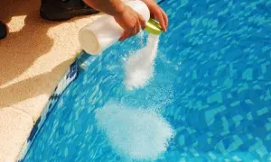 Ajout de sel dans une piscine pour éviter la conséquence du manque de sel piscine. L'eau devient plus claire.