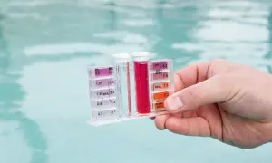 Test de piscine : le niveau de chlore est trop bas, indiquant un besoin d'ajustement pour une eau saine.