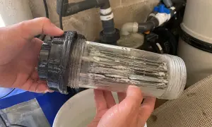 Cellule d'électrolyseur entartrée, signe qu'il faut vérifier si la cellule électrolyseur est HS.