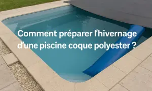 Préparation de l'hivernage d'une piscine coque polyester : couverture de protection et boudin gonflable pour l'hiver.
