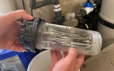 Cellule d'électrolyseur entartrée, signe qu'il faut vérifier si la cellule électrolyseur est HS.