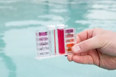 Test de piscine : le niveau de chlore est trop bas, indiquant un besoin d'ajustement pour une eau saine.
