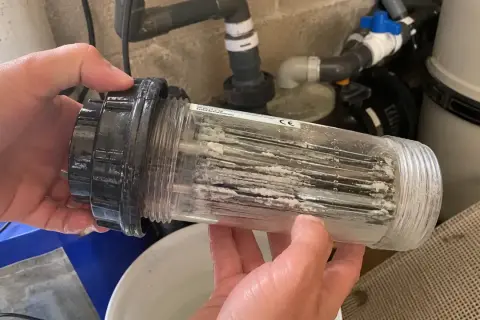 Cellule d'électrolyseur entartrée, signe qu'il faut vérifier si la cellule électrolyseur est HS.