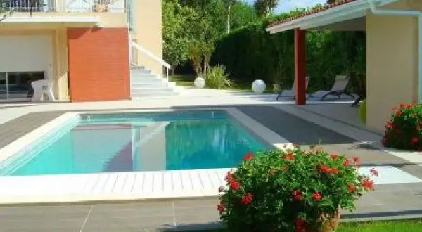 Piscine prête pour la saison. La remise en route piscine après hivernage passif est réussie, l'eau est claire et invitante.