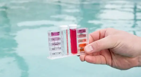 Test de piscine : le niveau de chlore est trop bas, indiquant un besoin d'ajustement pour une eau saine.