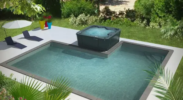 Un spa intégré à une piscine, entouré de verdure et de chaises longues. Parfait pour se détendre au soleil.