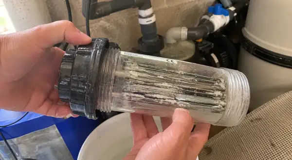 Cellule d'électrolyseur entartrée, signe qu'il faut vérifier si la cellule électrolyseur est HS.