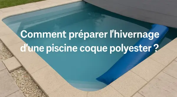 Préparation de l'hivernage d'une piscine coque polyester : couverture de protection et boudin gonflable pour l'hiver.