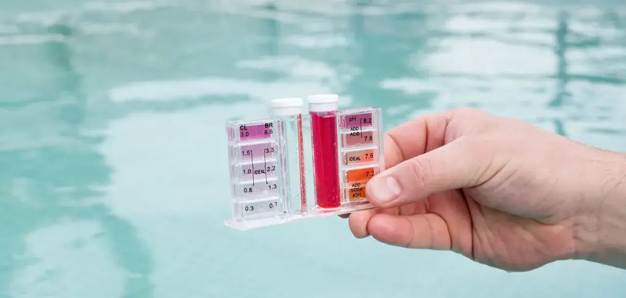 Test de piscine : le niveau de chlore est trop bas, indiquant un besoin d'ajustement pour une eau saine.