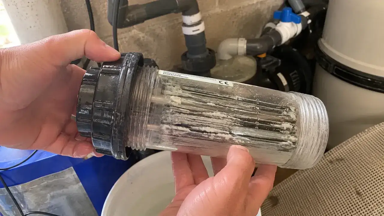 Cellule d'électrolyseur entartrée, signe qu'il faut la nettoyer ou la remplacer. Comment savoir si cellule électrolyseur est hs ? Vérifiez l'accumulation de calcaire.