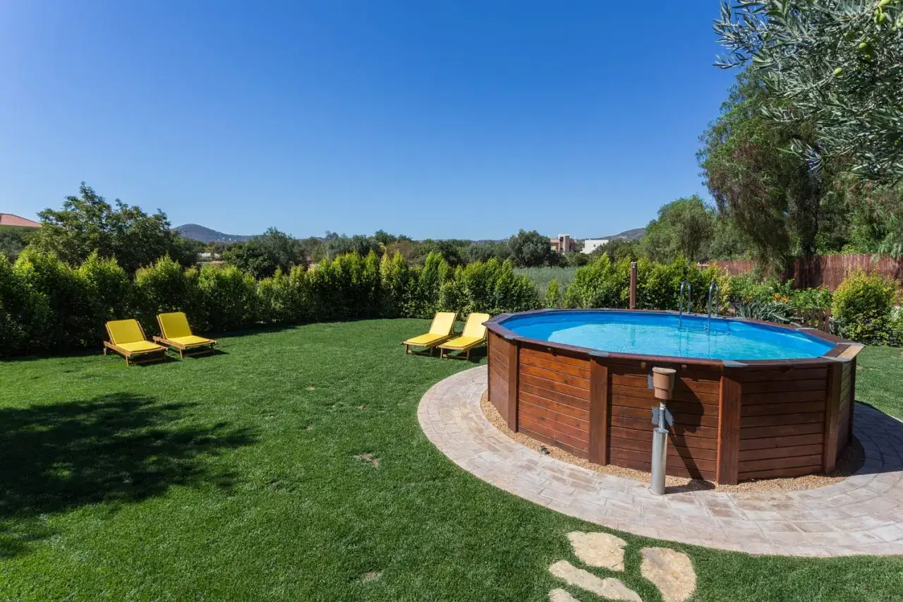 Piscine hors sol en bois, prête pour l'hiver. Apprenez comment vider une piscine hors sol pour la protéger.