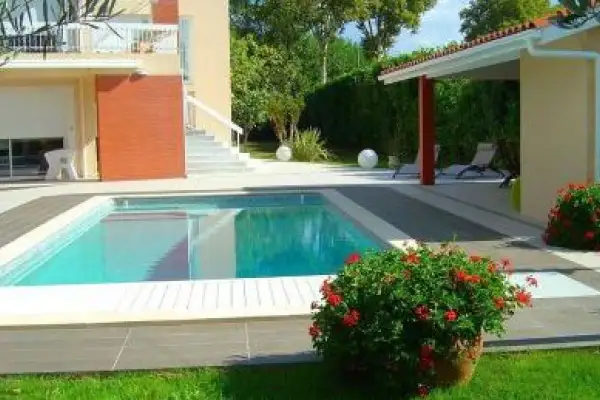 Piscine prête pour la saison. La remise en route piscine après hivernage passif est réussie, l'eau est claire et invitante.