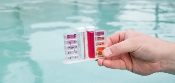 Test de piscine : le niveau de chlore est trop bas, indiquant un besoin d'ajustement pour une eau saine.