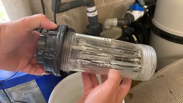 Cellule d'électrolyseur entartrée, signe qu'il faut vérifier si la cellule électrolyseur est HS.
