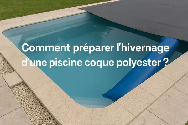 Préparation de l'hivernage d'une piscine coque polyester : couverture de protection et boudin gonflable pour l'hiver.
